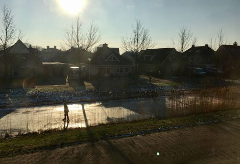 Voorzichtige ijspret op slootjes in Heino