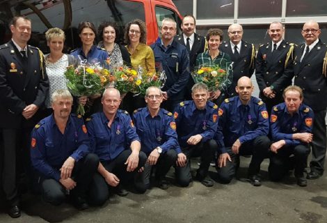 Twee Heinose brandweermannen in de bloemen gezet