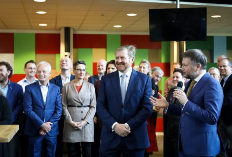 Koning Willem-Alexander in gesprek met ambtenaren, inwoners en raadsleden