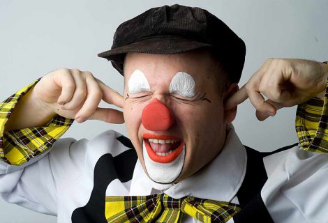 Clown Knapie spreekt jarige kinderen toe