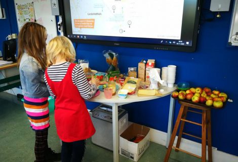 Basisschool kinderen genieten van biologisch ontbijt