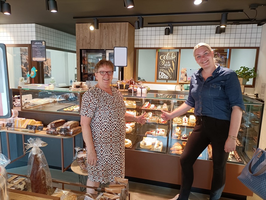 Met twee gebakjes gezellig op bezoek bij een ander