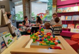 Burgemeester Rob Zuidema leest voor bij start Nationale Voorleesdagen in Bibliotheek Heino