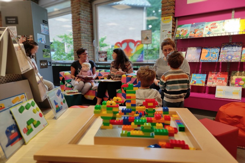 Burgemeester Rob Zuidema leest voor bij start Nationale Voorleesdagen in Bibliotheek Heino